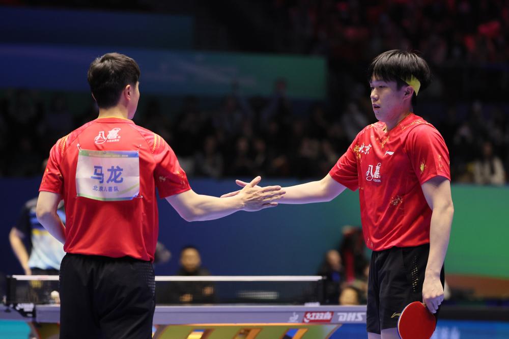 前锋远射破门，球迷现场尖叫